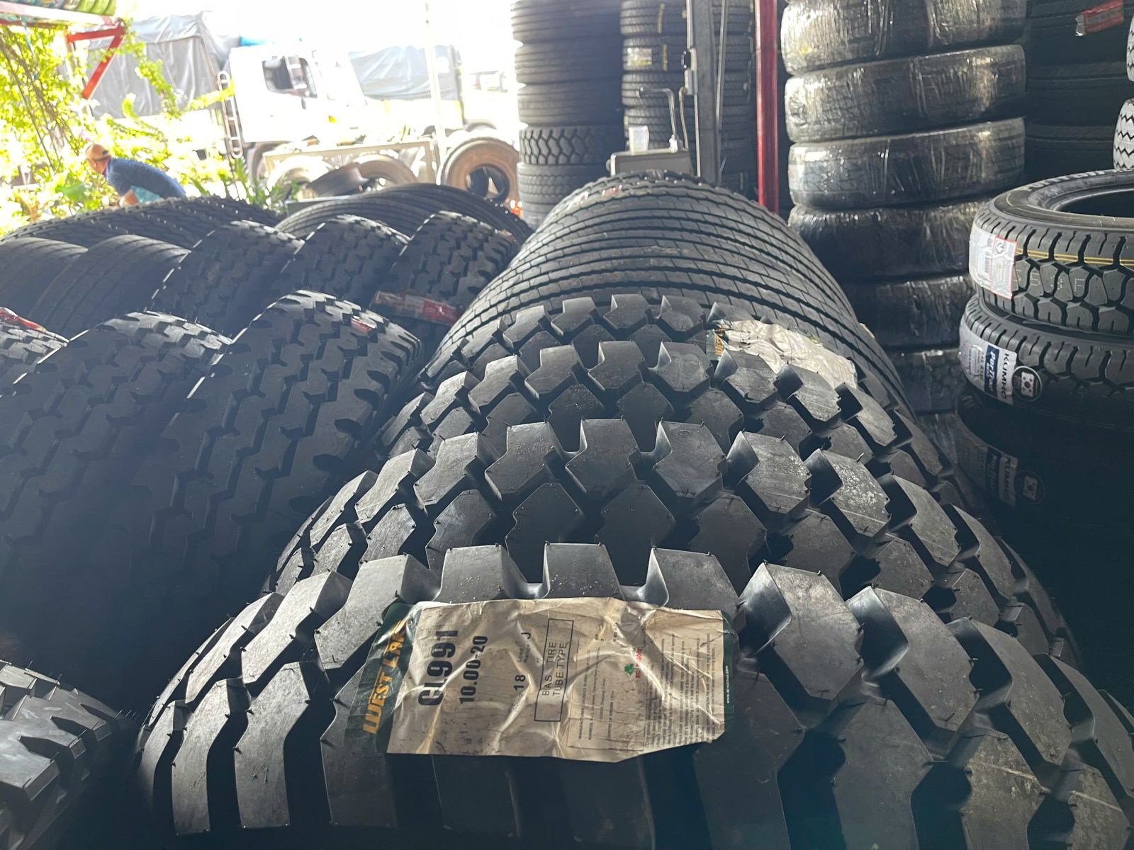 THAY LỐP XE BEN TẠI TP. HCM 